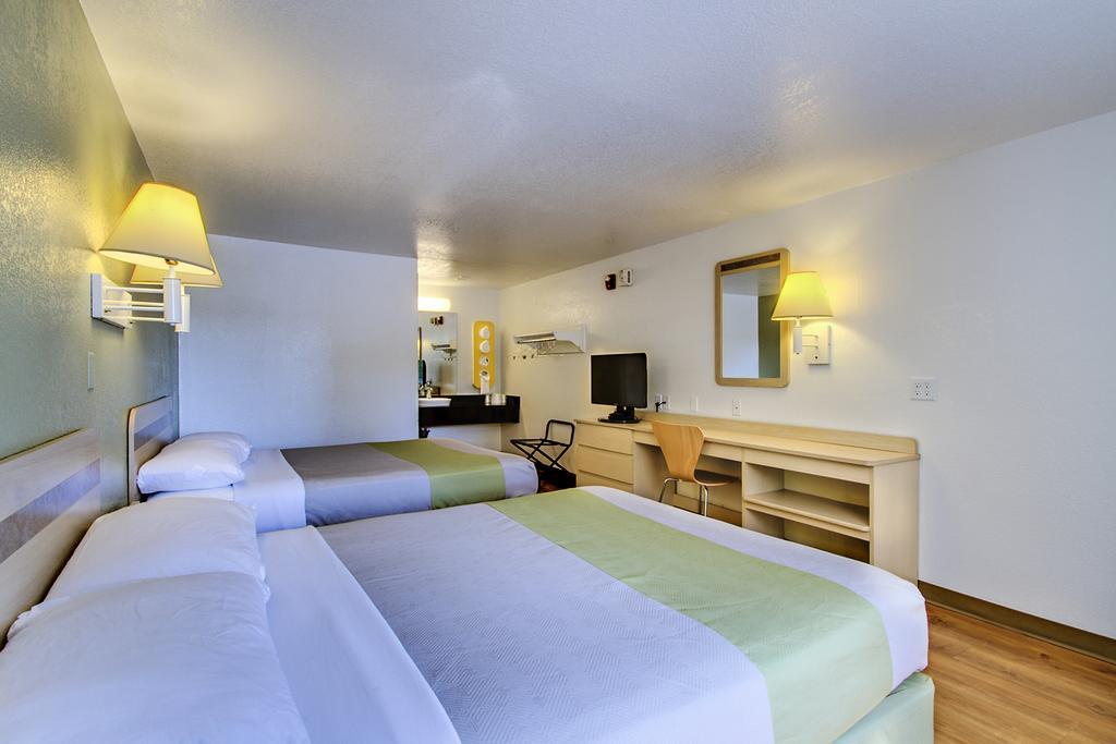 Windsor Mill Rodeway Inn מראה חיצוני תמונה