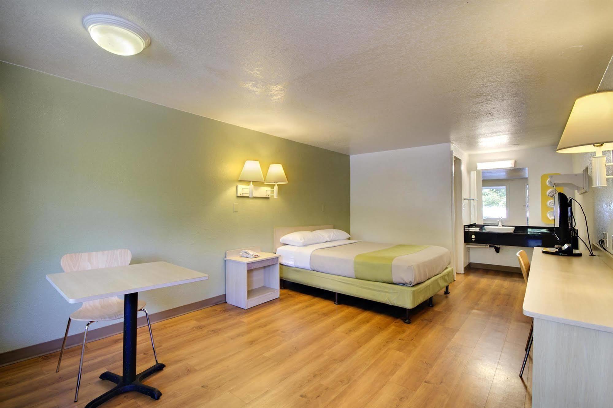 Windsor Mill Rodeway Inn מראה חיצוני תמונה