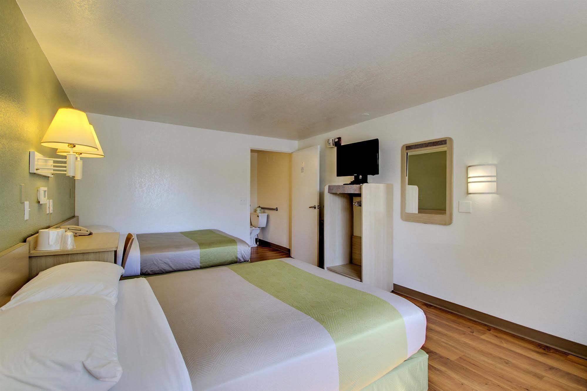Windsor Mill Rodeway Inn מראה חיצוני תמונה