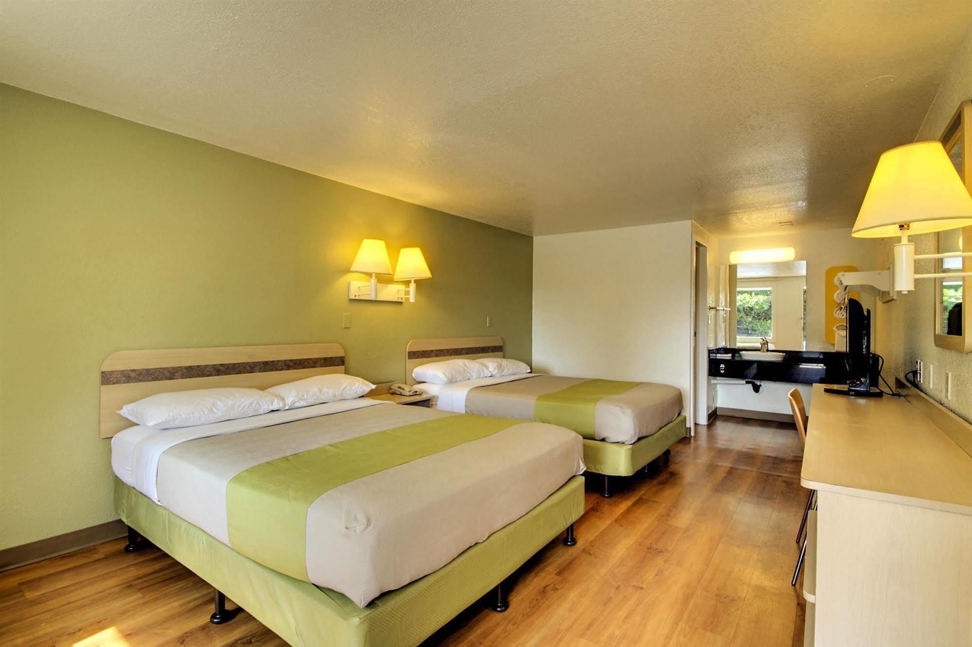 Windsor Mill Rodeway Inn מראה חיצוני תמונה