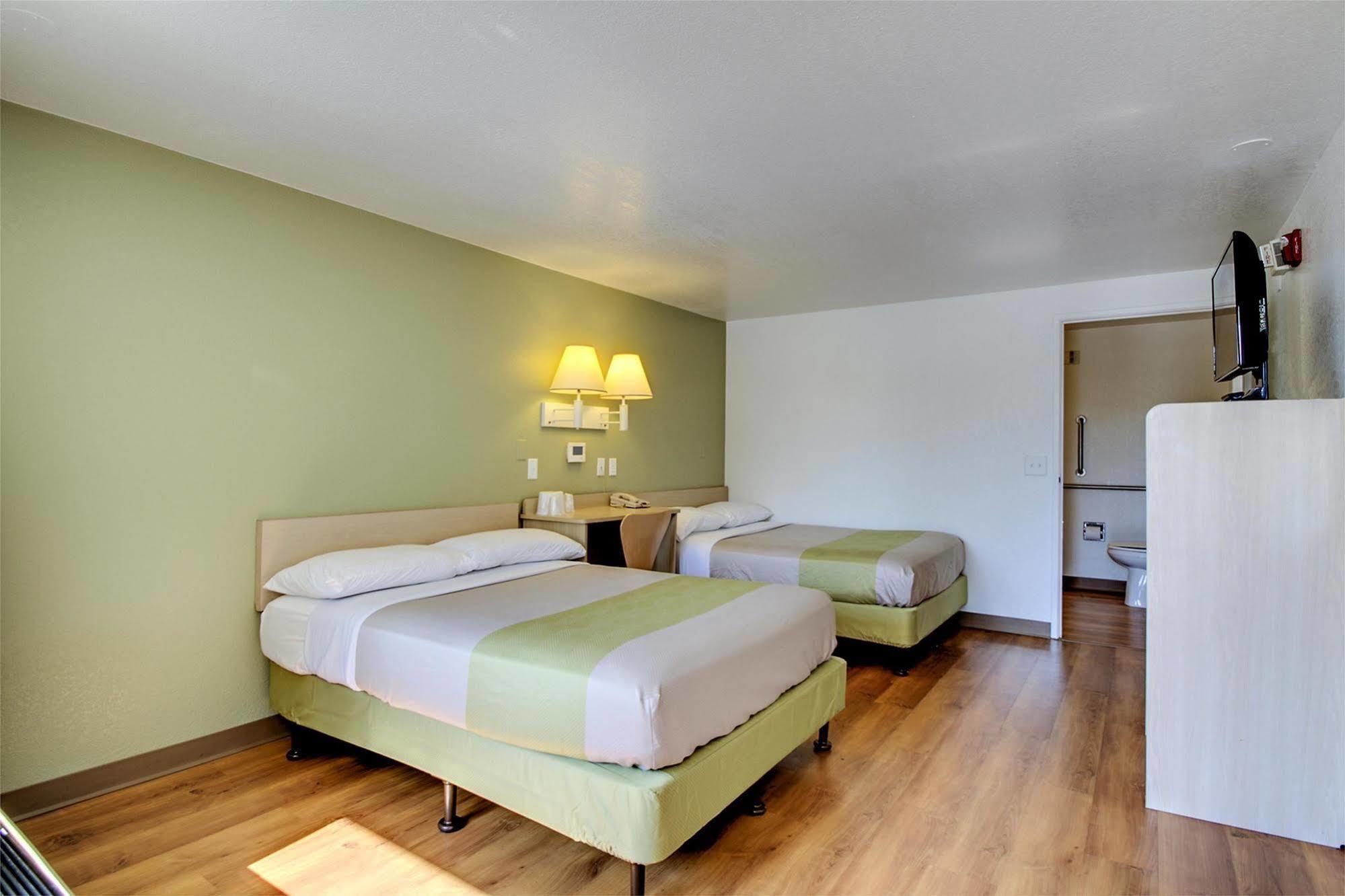 Windsor Mill Rodeway Inn מראה חיצוני תמונה