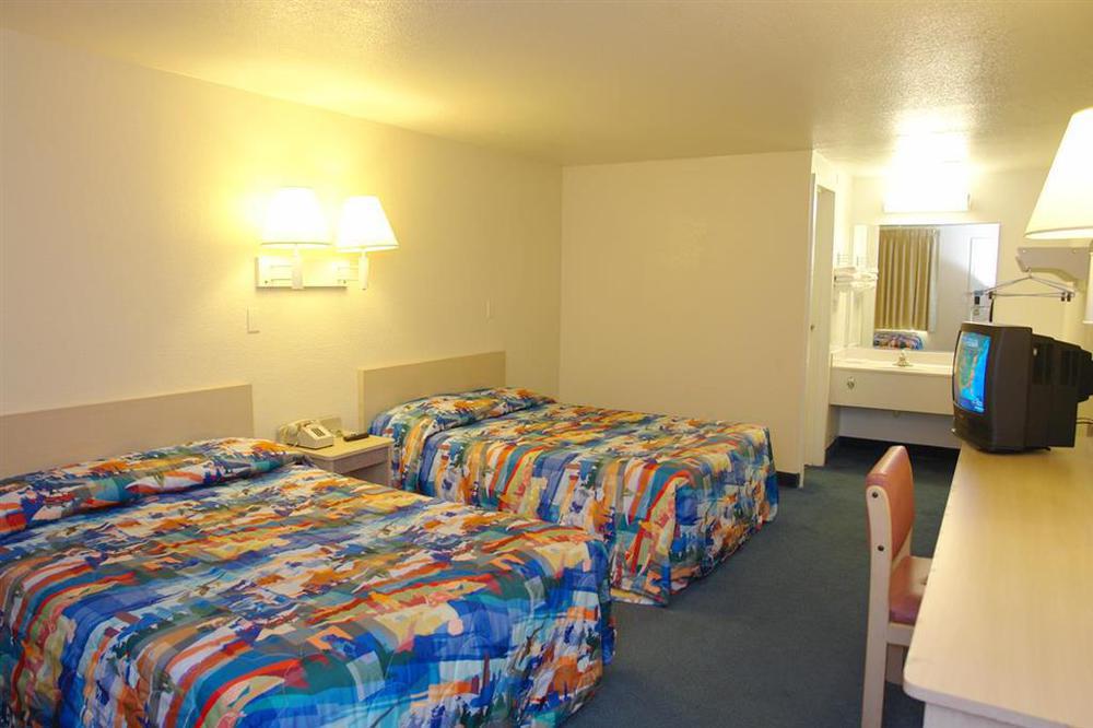 Windsor Mill Rodeway Inn חדר תמונה