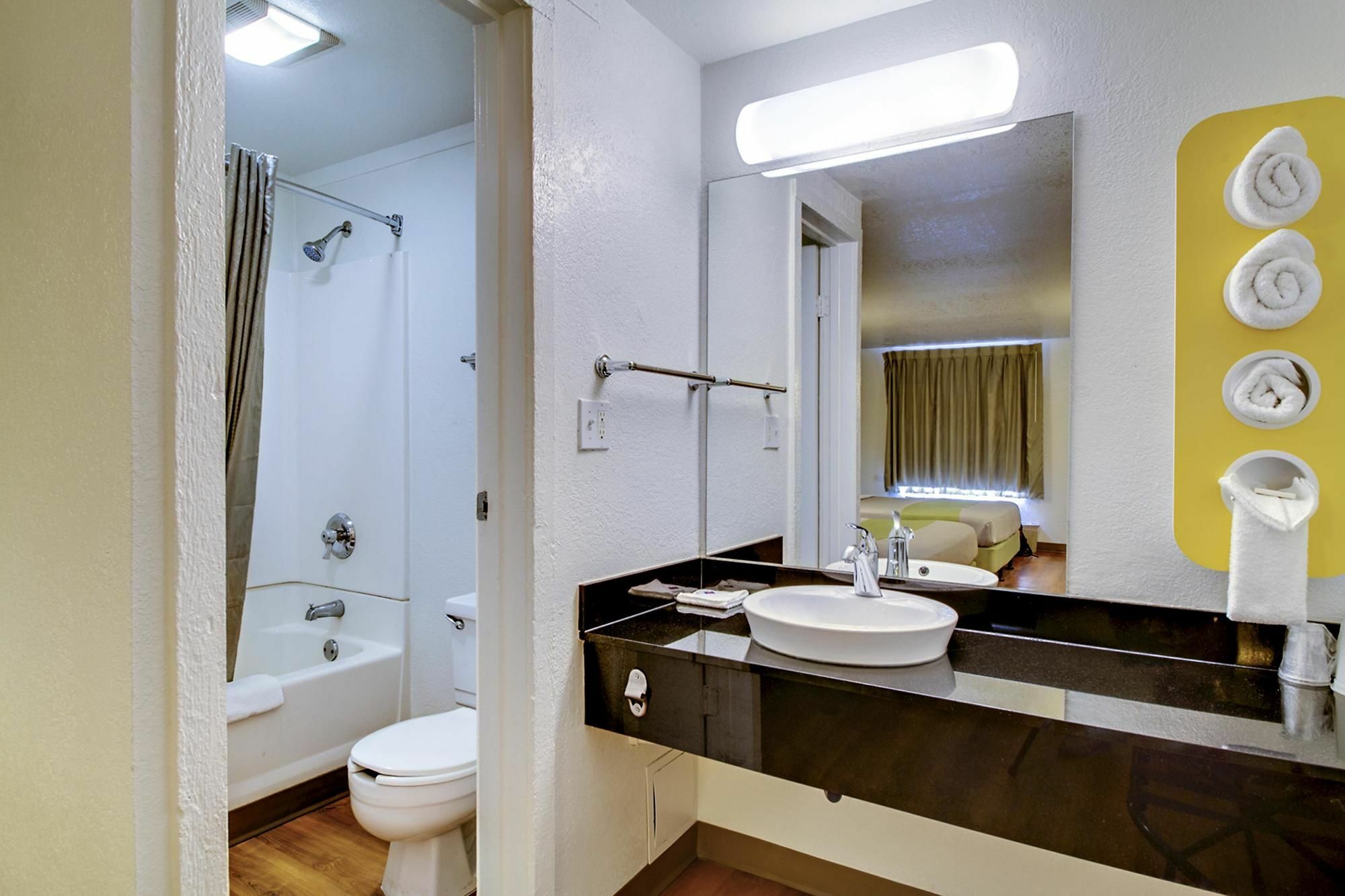 Windsor Mill Rodeway Inn מראה חיצוני תמונה